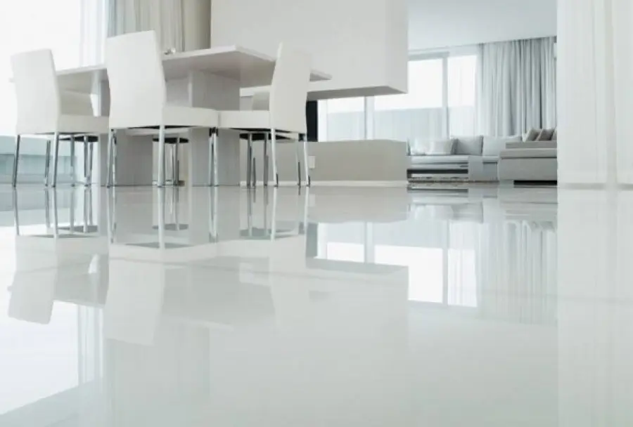 Come si realizza la posa di un pavimento in resina