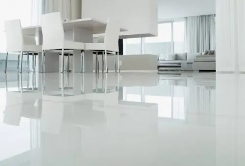 Come si realizza la posa di un pavimento in resina