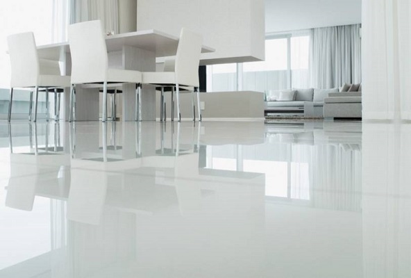 Come si realizza la posa di un pavimento in resina